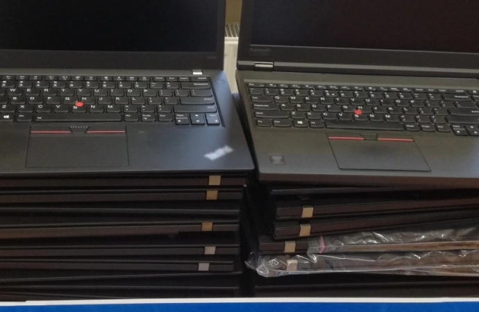 {Olsztyńscy policjanci zatrzymali informatyka, który ukradł ze swojej firmy 28 laptopów.}