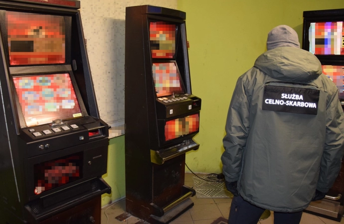 {Funkcjonariusze celno-skarbowi zajęli nielegalne automaty do gier w Elblągu.}