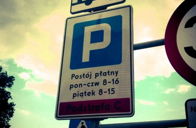 {Olsztyńska Rada Miasta zaakceptowała wyższe stawki za parkowanie.}