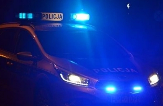 {W Dąbrowach w gminie Rozogi samochód osobowy śmiertelnie potrącił pieszego. Kierowca uciekł.}