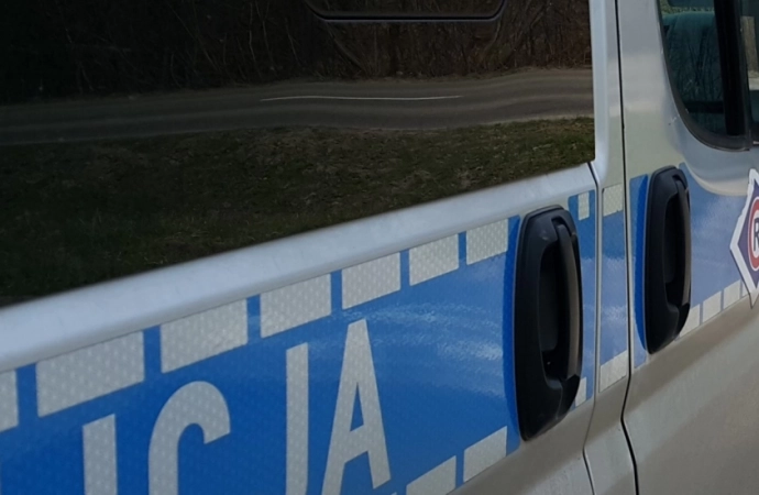 {Policjanci z Pisza zatrzymali kierowcę, który wyprzedzał inne auto w wyjątkowo nieodpowiedzialny sposób.}